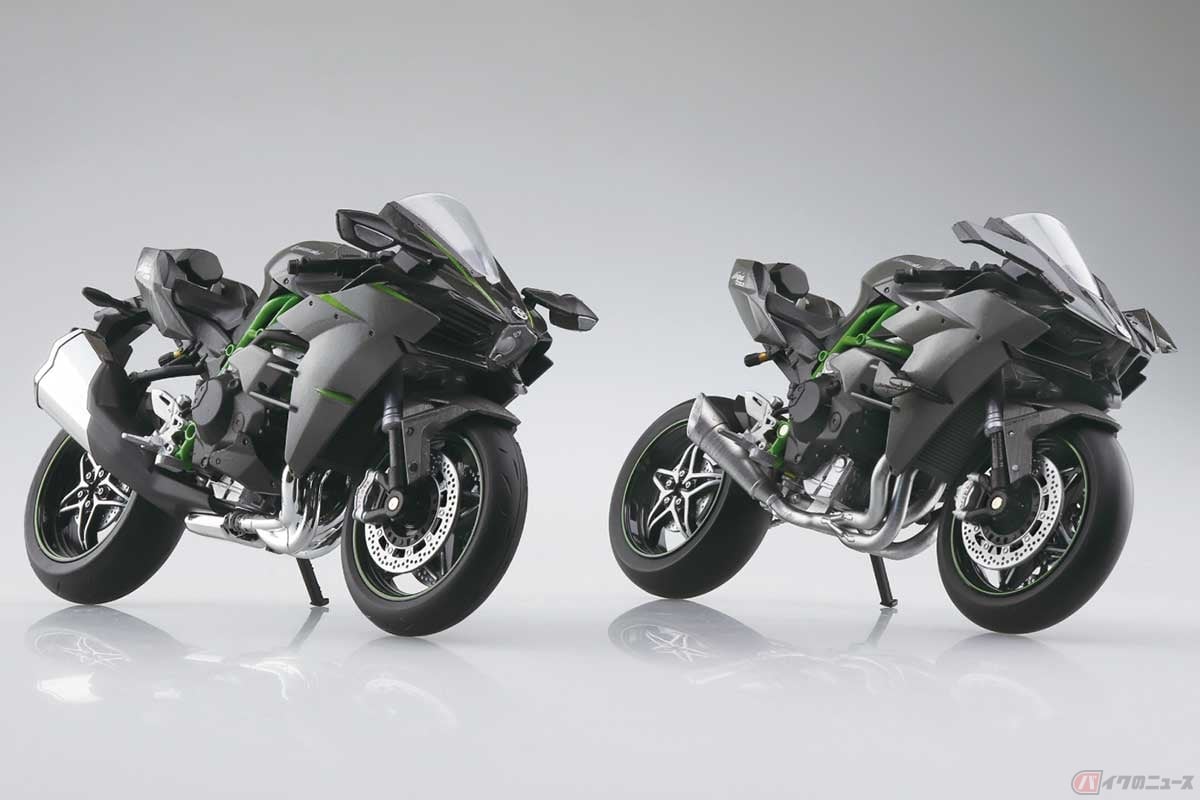 AOSHIMAの1/12スケール完成品バイク「KAWASAKI Ninja H2 CARBON '19」(左)と「KAWASAKI Ninja H2R '19」(右)