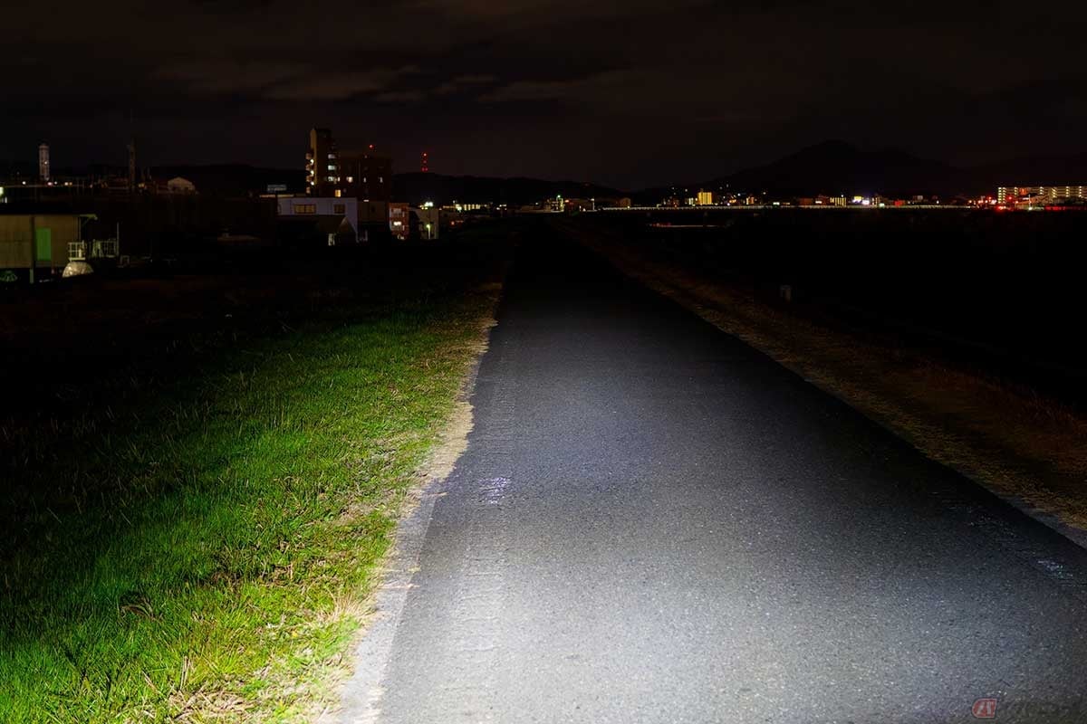 自転車ライト(前照灯)は、前方10mの距離にある交通上の障害物を確認できる程度の明るさが必要とされている
