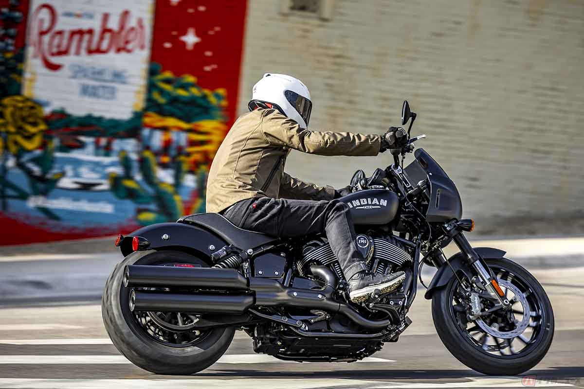 インディアン・モーターサイクル「スポーツチーフ」に乗る筆者(河野正士)