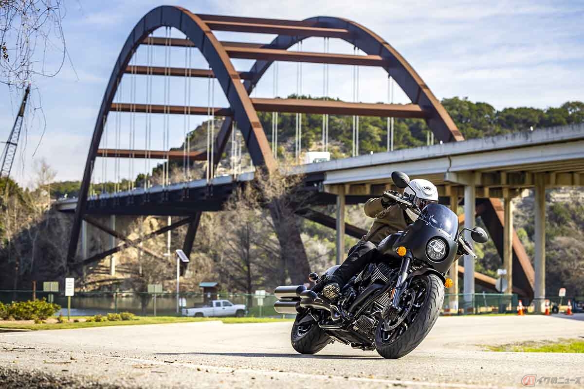 リアサスペンションのストローク長を延長し、100mmのストローク長を確保したことで、リーンアングル(車体を傾けられる角度)は29.5度にまで増大。他の「チーフ」モデルと比較して、よりアグレッシブなライディングが可能になった
