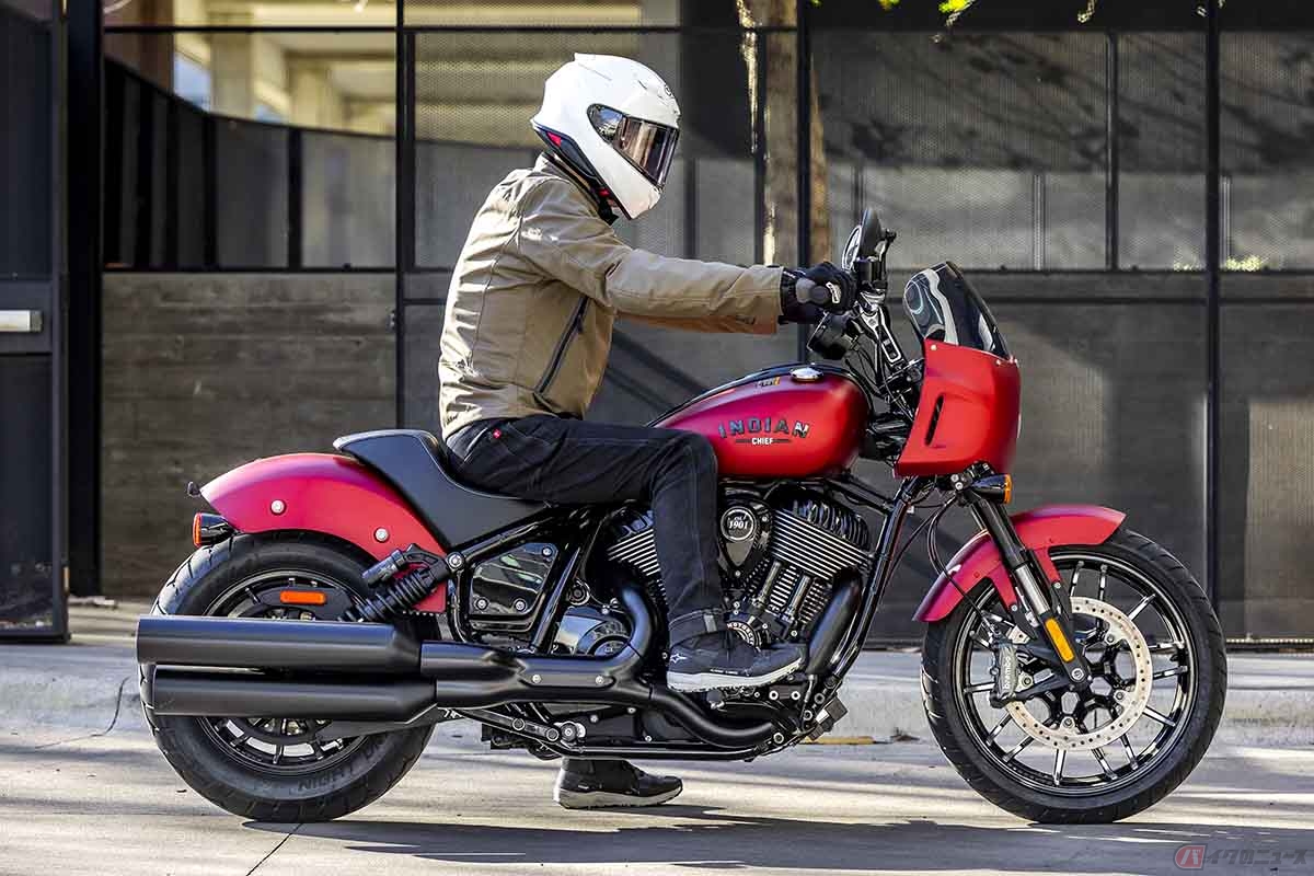 シート高686mmのシートに身長170cmの筆者(河野正士)が跨がった状態
