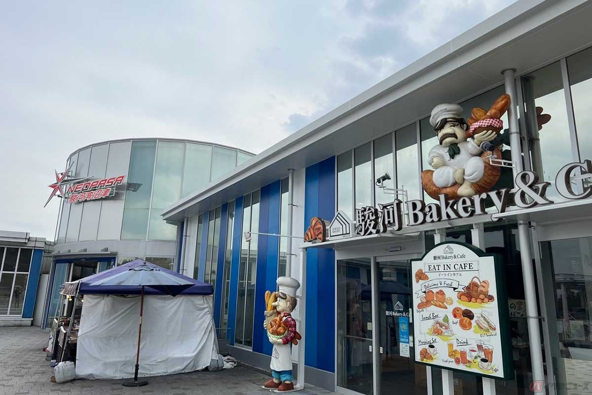 「NEOPASA駿河湾沼津」は駿河湾を望む景色抜群のビュースポットにもなっている。屋根付きの2輪駐車スペースは、押し引きしなくても発進できるよう広く確保されていて便利な設計だった