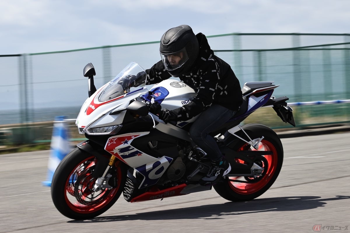 アクセルを開けると鋭く力強い加速を体験させてくれる