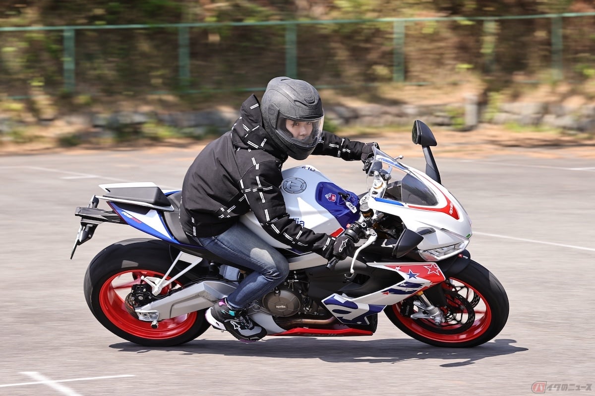 コーナリング時も車体との一体感を味わうことができる