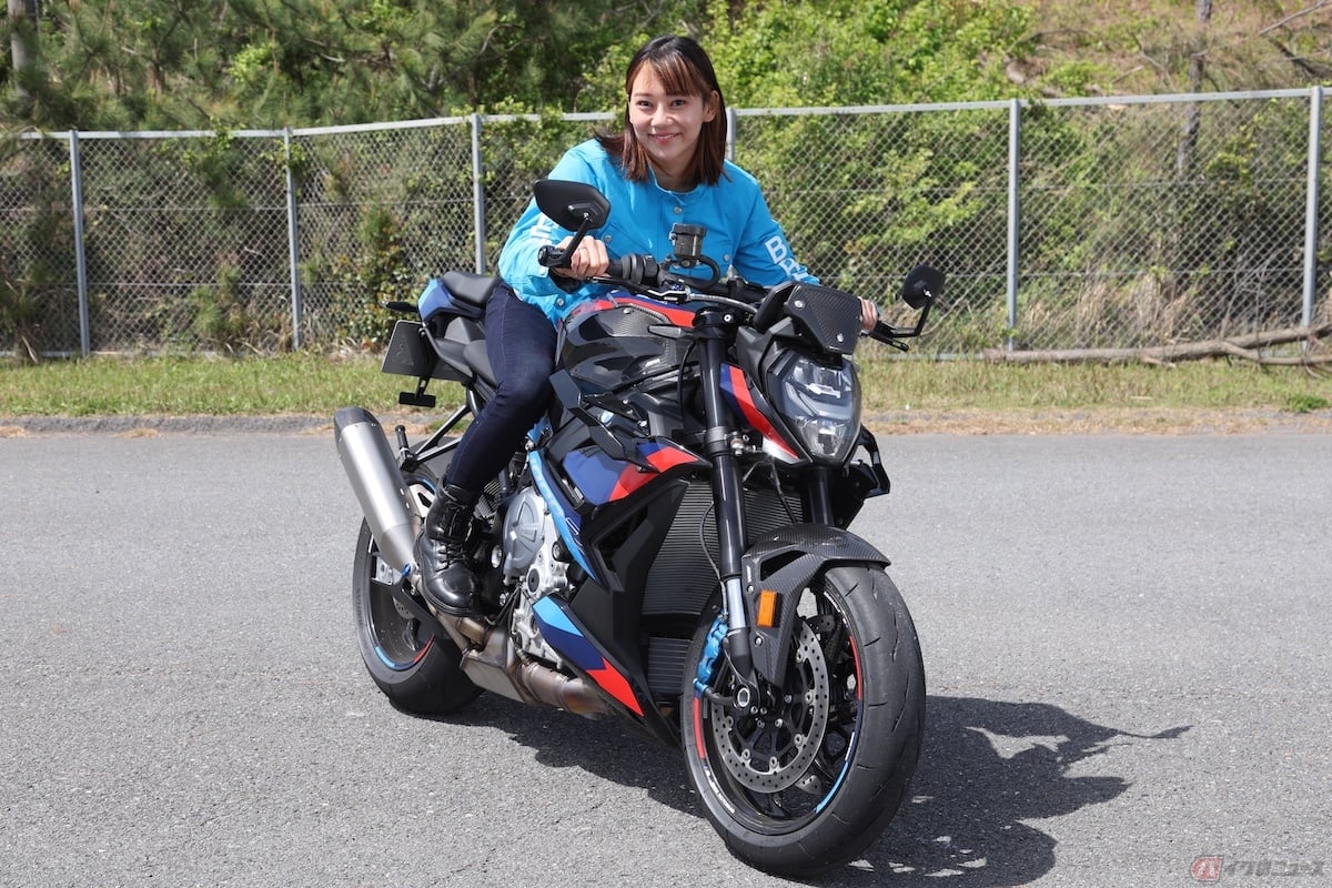 バイクのニュース初登場の指出瑞貴さんが、BMW Motorrad「M1000R」を初試乗の相棒に選びました