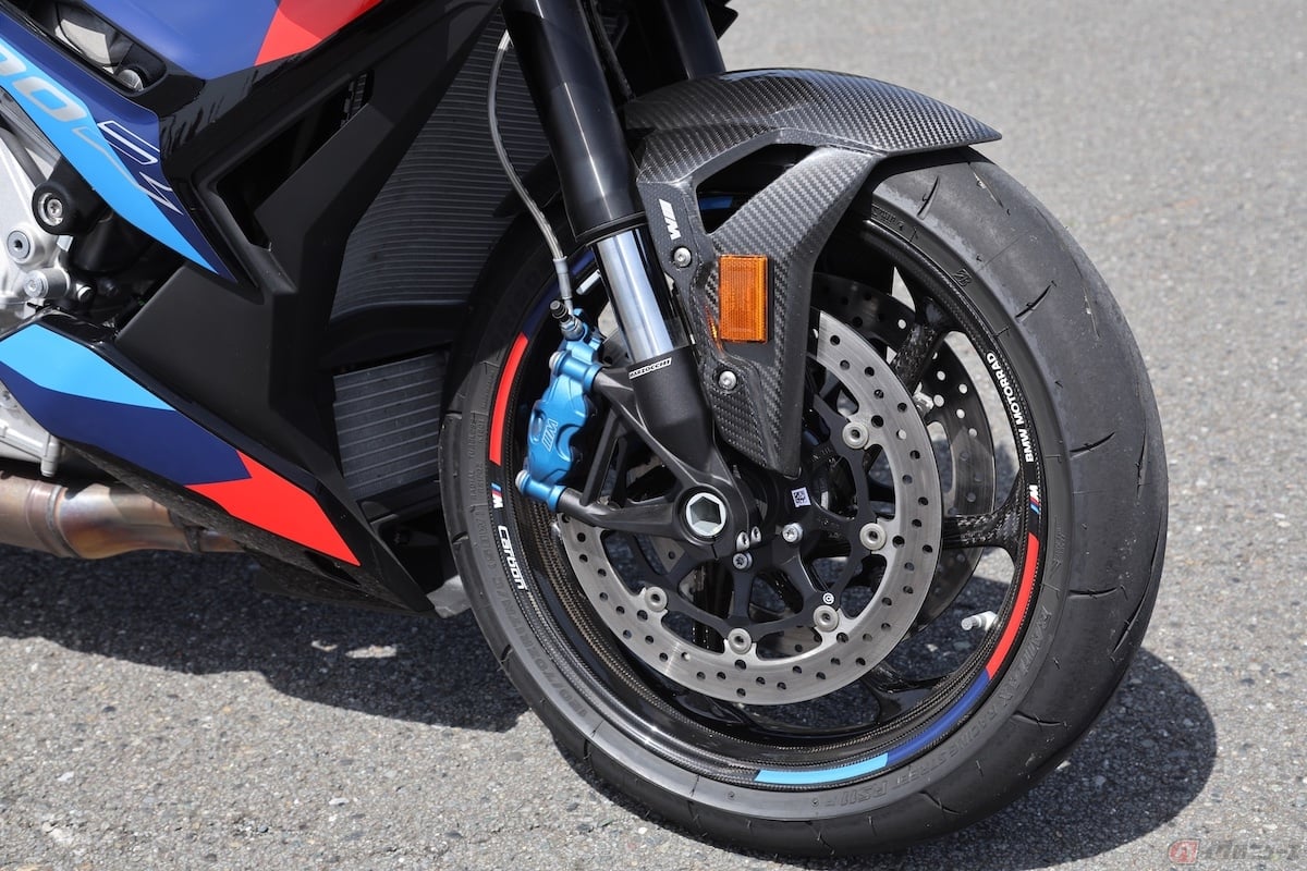 Mロゴ付きのブレーキキャリパーは鮮やかなブルーアルマイトにペイントされている