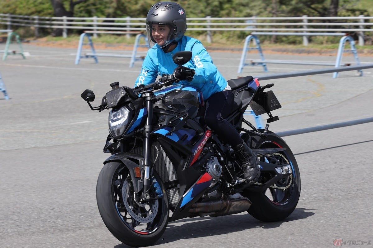 アクセルを開けると「気持ちいい」!ついついニヤけてしまうM1000Rの乗り味