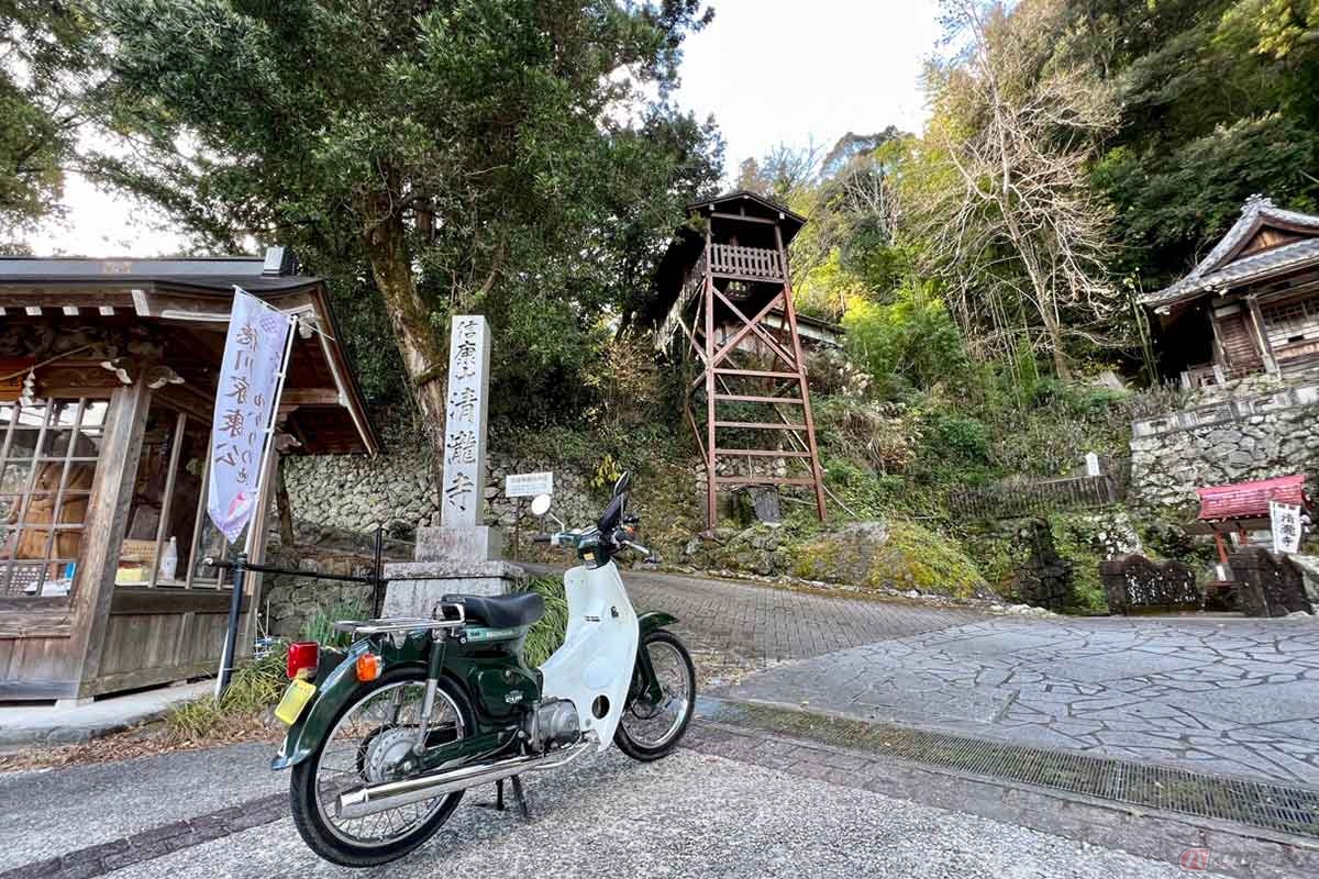 「三方原古戦場」からバイクで30分ほど走ったところにある「清瀧寺」には、「二俣城」の井戸櫓が復元されている。武田はこの櫓を筏で破壊することで、城の水路を絶ったと伝えられている