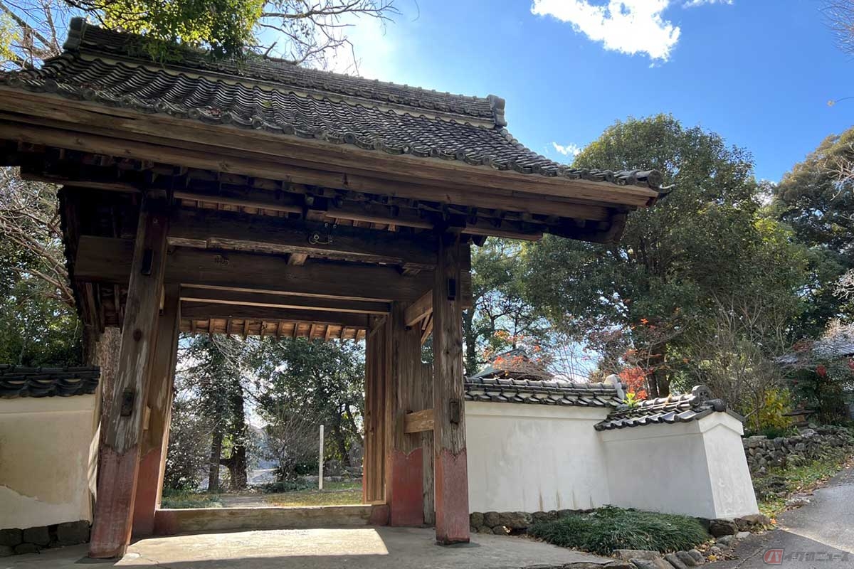 「清瀧寺」には、織田信長の命令で切腹させられた家康の嫡男、信康の墓があるほか、三方ヶ原で亡くなった徳川軍も葬られている