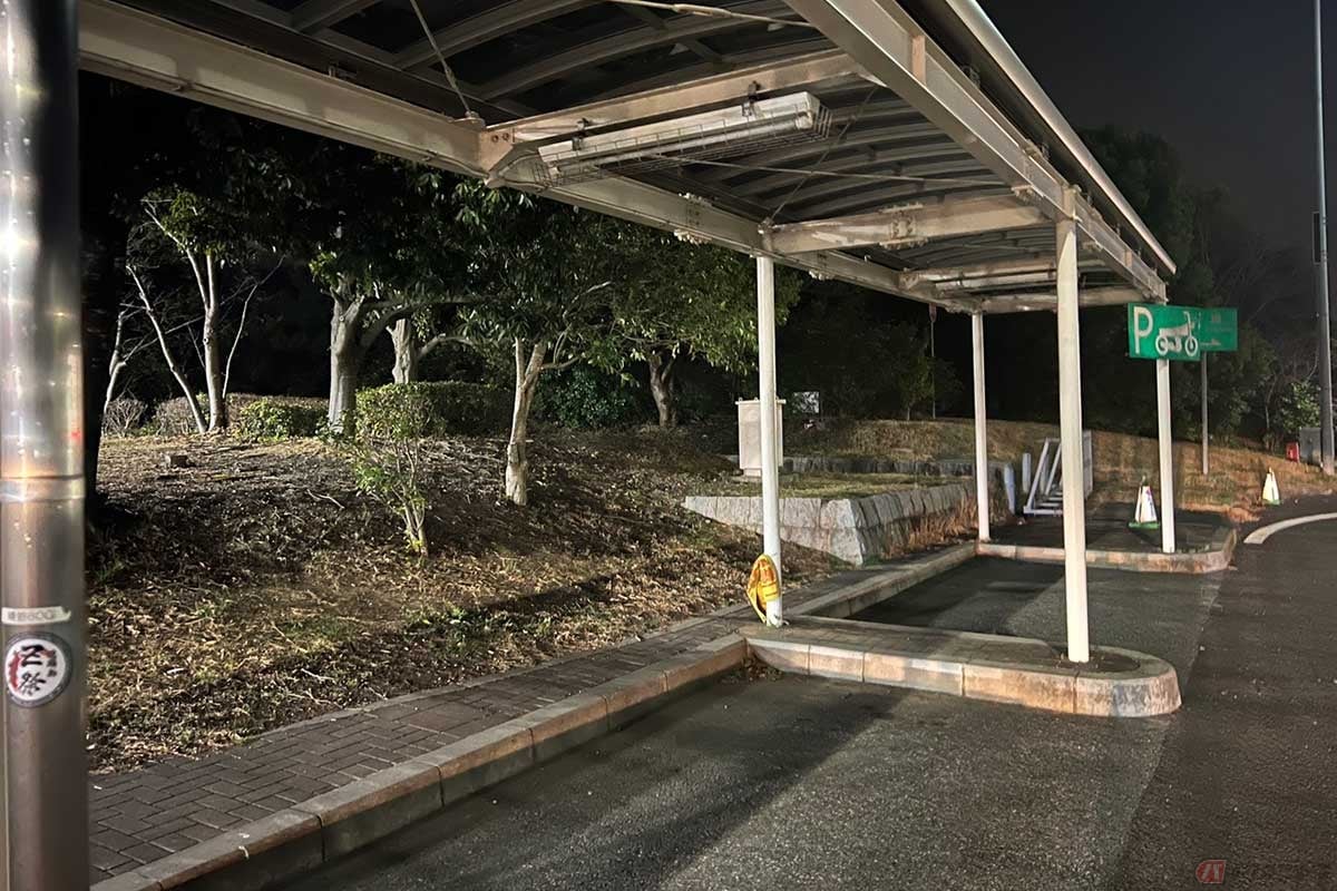 屋根が設置された2輪専用の駐車スペースは広めに確保されている