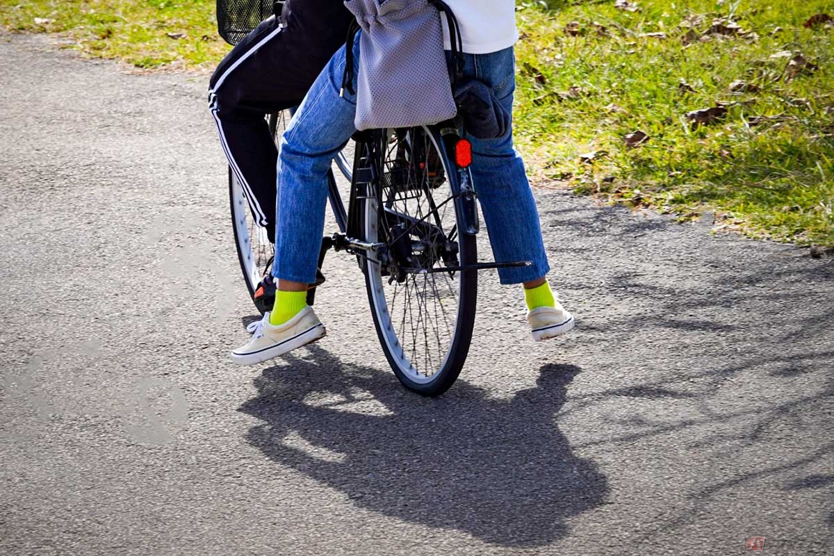 自転車の「ニケツ」は原則違反とされる