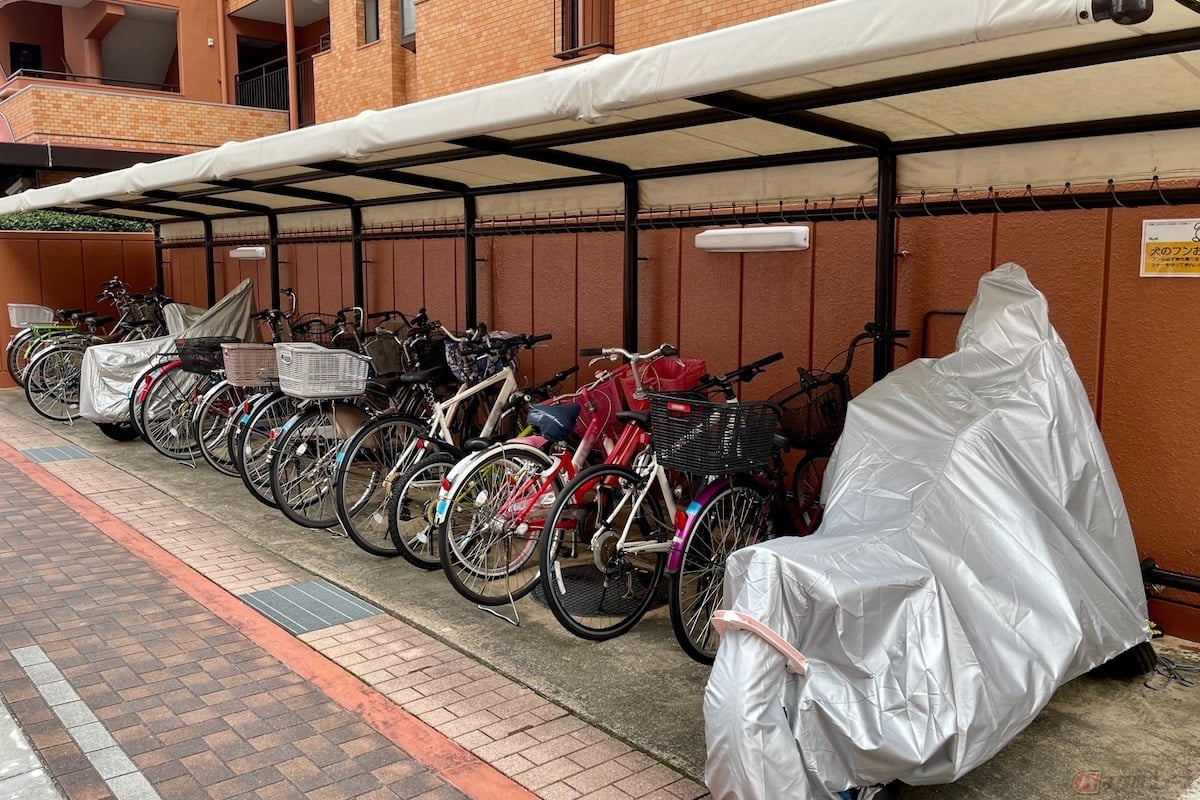 一戸建住宅の敷地内やマンション・アパート敷地内の駐輪場に止めておいたバイクが盗難の被害に遭っている