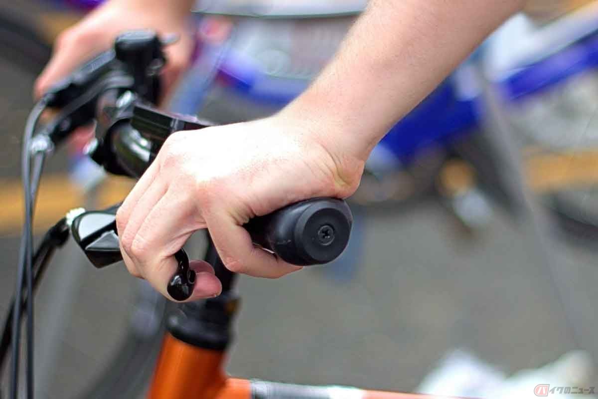 自転車で公道を走るうえで、前後ブレーキの装備は必須。制動性能も忘れずにチェックする