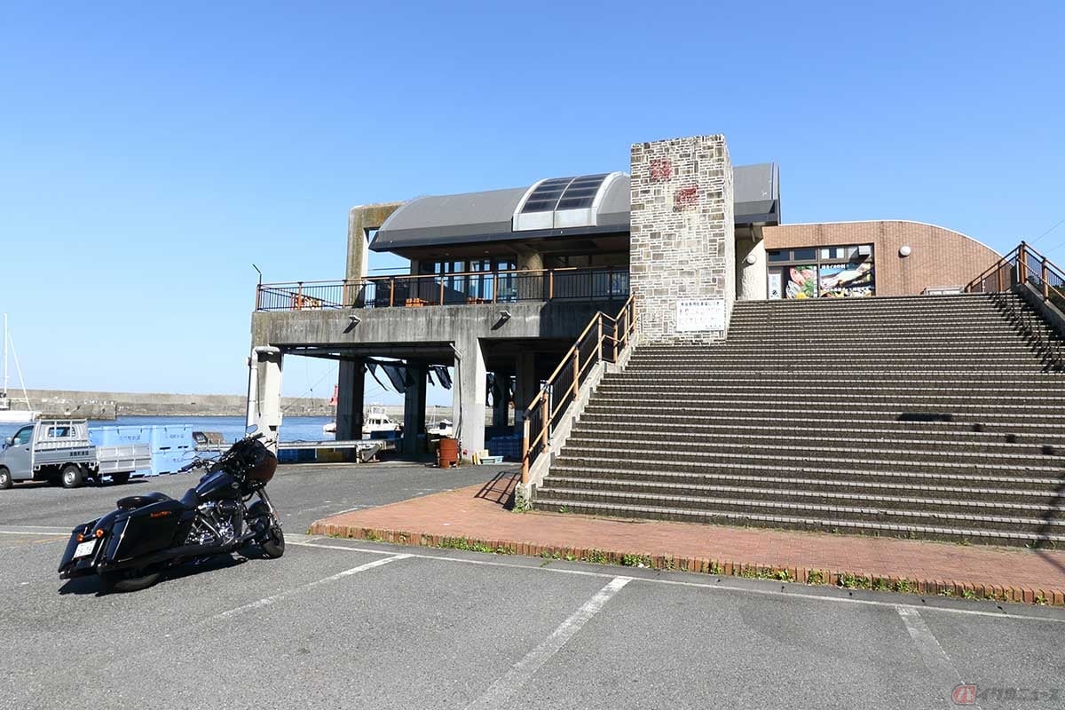 真鶴魚市場の2階にある「真鶴 魚座(さかなざ)」は駐車場が広く、グループツーリングで訪れても安心