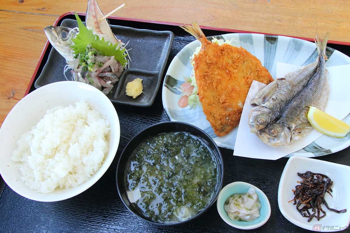 「真鶴　魚座（さかなざ）」の「アジづくし定食」は、アジフライ、アジの干物、アジのタタキと、地物のアジを存分に堪能できる