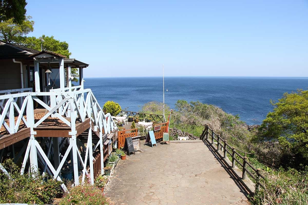 真鶴岬の先端にある三ツ石。岬に行く途中には絶景のカフェがあってコーヒーやスイーツが美味しい