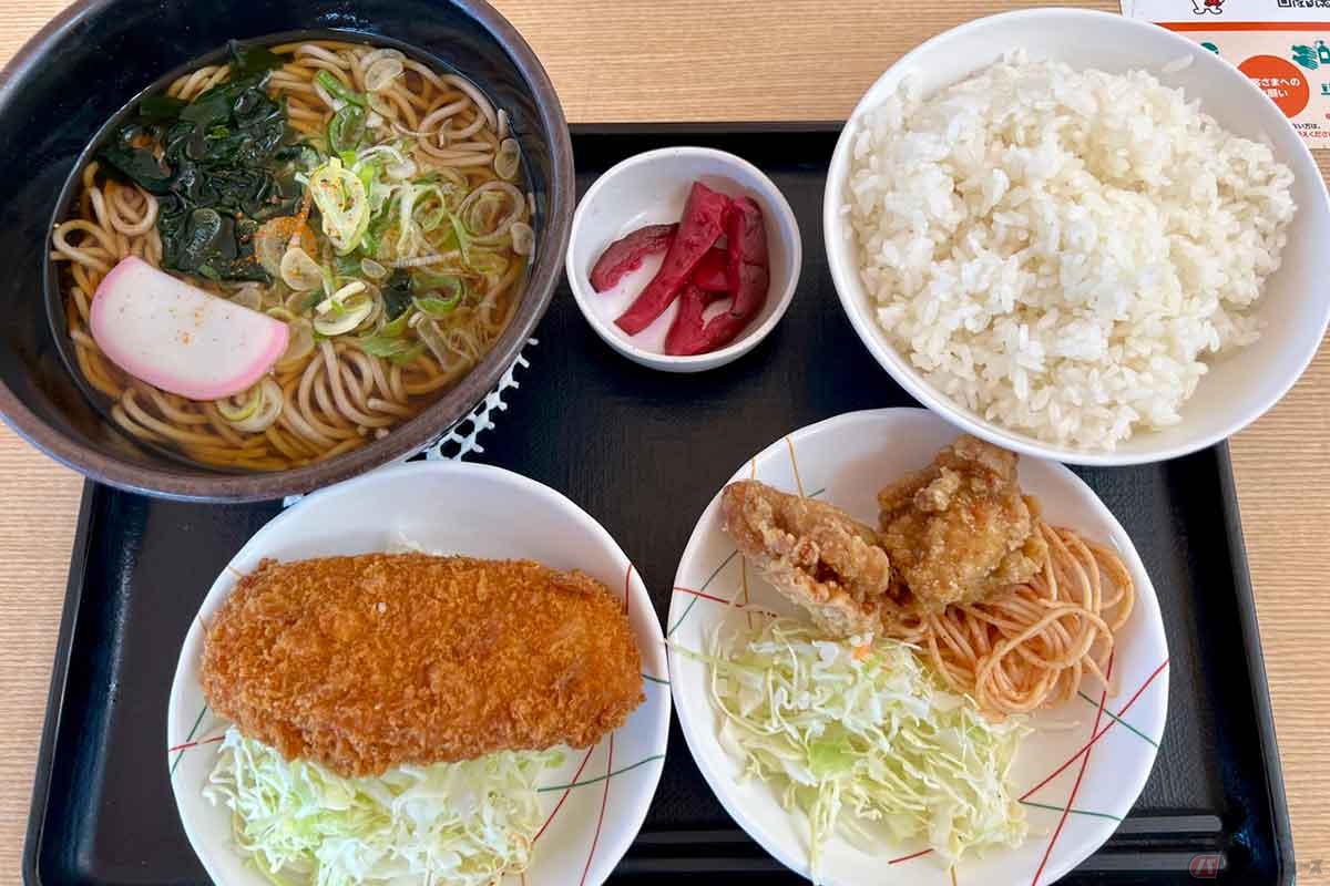東名高速「鮎沢PA」（下り）の「かけそば唐揚げセット」（720円）は、かけそばに唐揚げとご飯（大盛り級）がセット。追加で「コロッケ」（200円）もオーダー。それでも1000円を下回るコスパの良さ