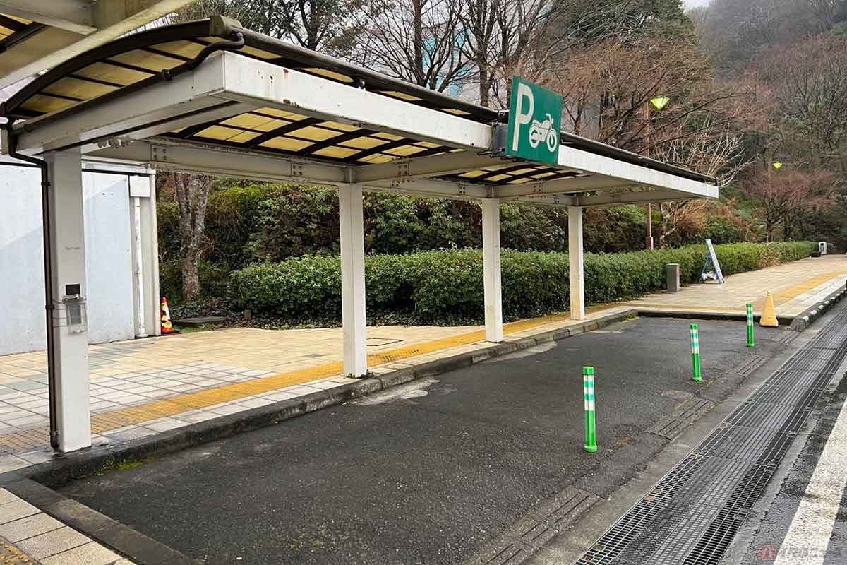 屋根付きの2輪専用駐輪スペースが確保されている