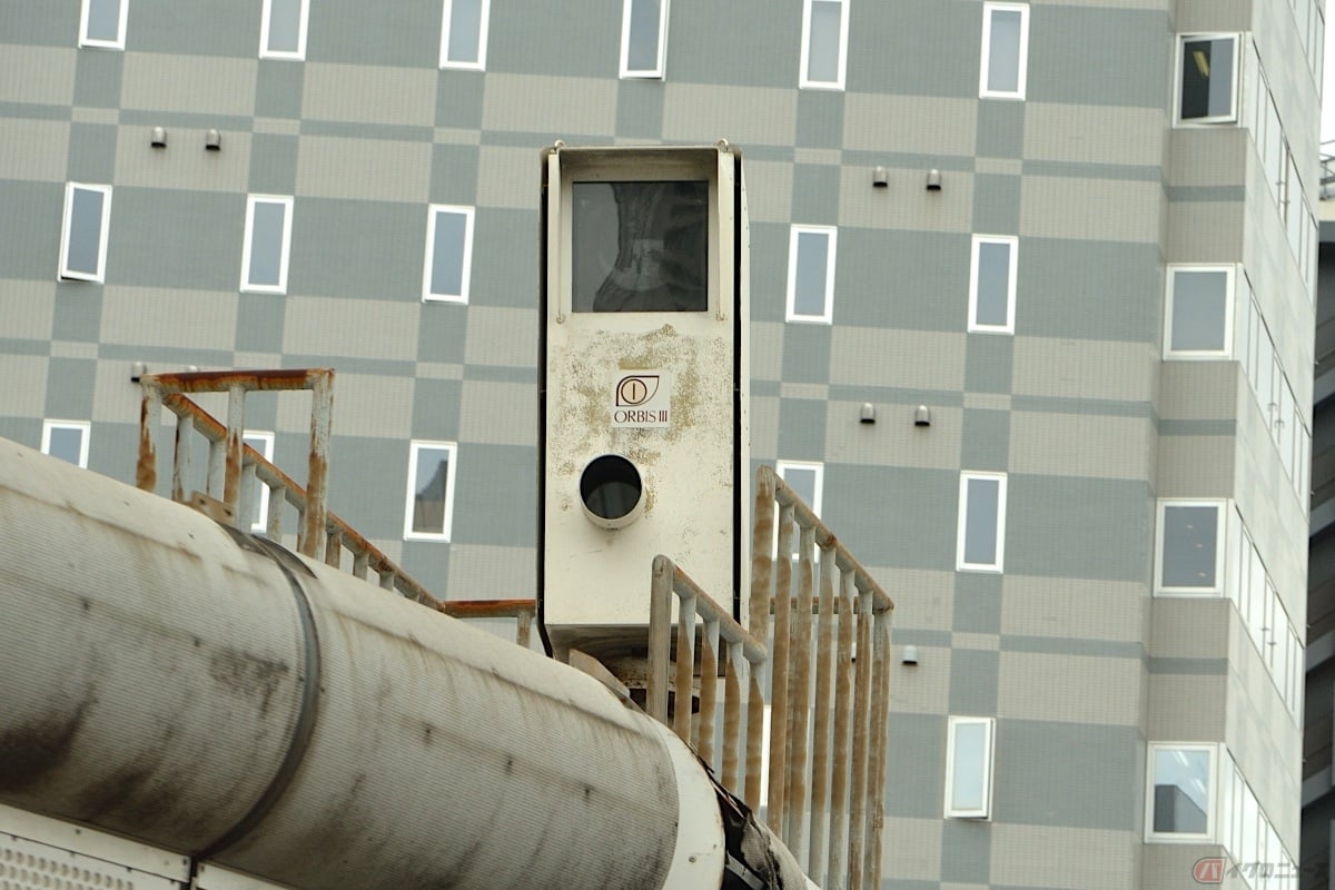 オービスの正式名称を速度違反自動取締装置といい、赤外線やレーザーなどを使って車両の速度を計測します