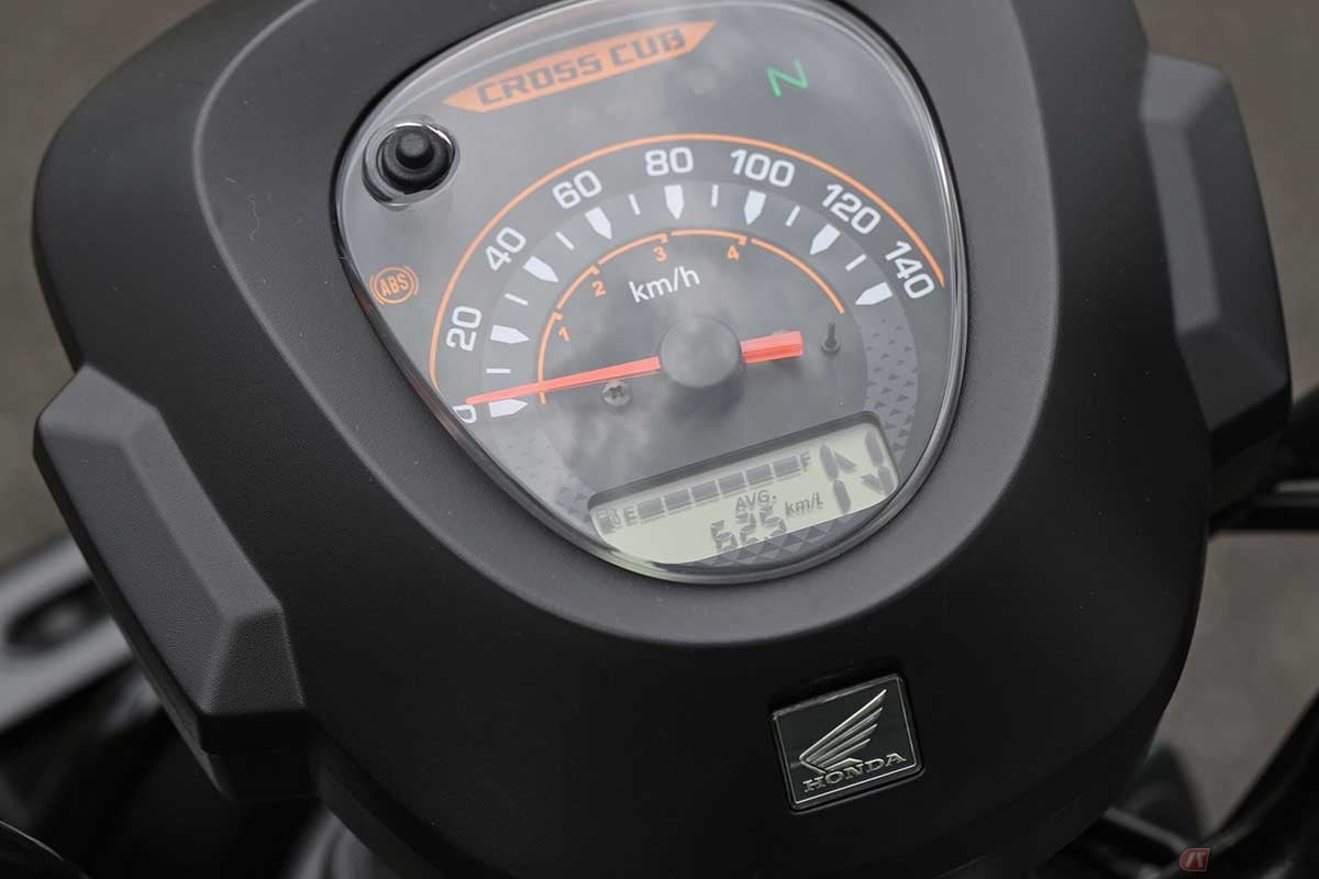 2022年型のホンダ「スーパーカブ110」と「クロスカブ110」では、メーター内に液晶モニターを備え、新たにトリップメーター、時計、そして平均燃費計を備えている
