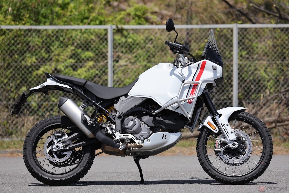 普段乗っているバイクよりもはるかに高い、初めて乗るドゥカティのシート高