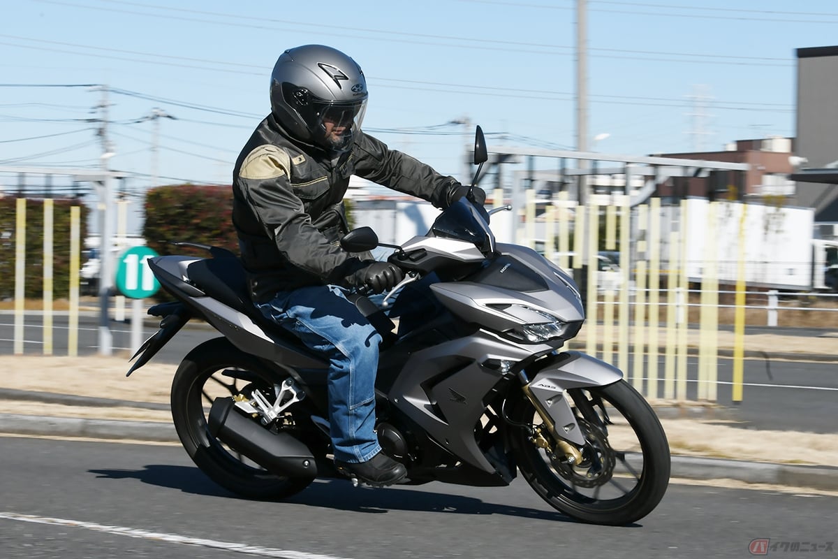 ホンダ「Winner-X150」に乗る筆者(佐賀山敏行)