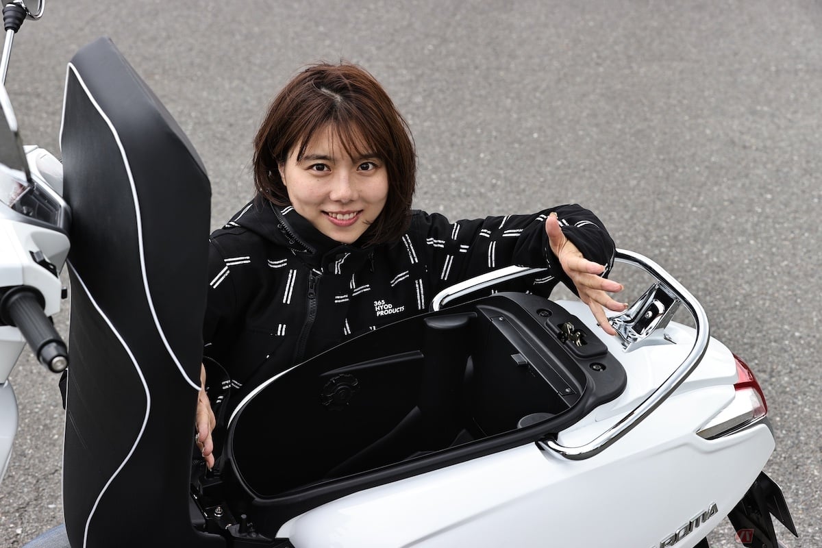 シガーソケットも装備されているシート下トランク