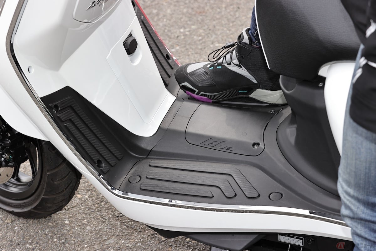 フラットなフロアボードは乗り降りの時に便利ですよね