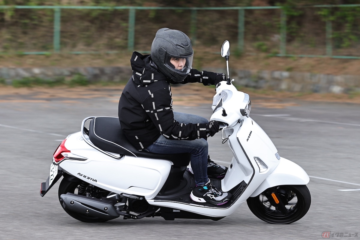 コーナリングもスポーツバイクのように倒れながら曲がってくれる