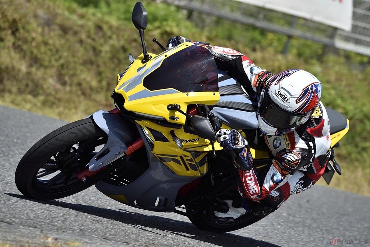 GPX「デーモン GR200R 4v」に乗り、2vとの比較をする筆者(石塚 健)