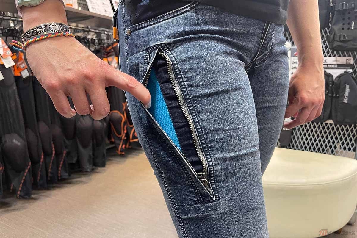 HYOD PRODUCTS東京店で「D3O VENT DENIM」を試着するクリステル・チアリさん