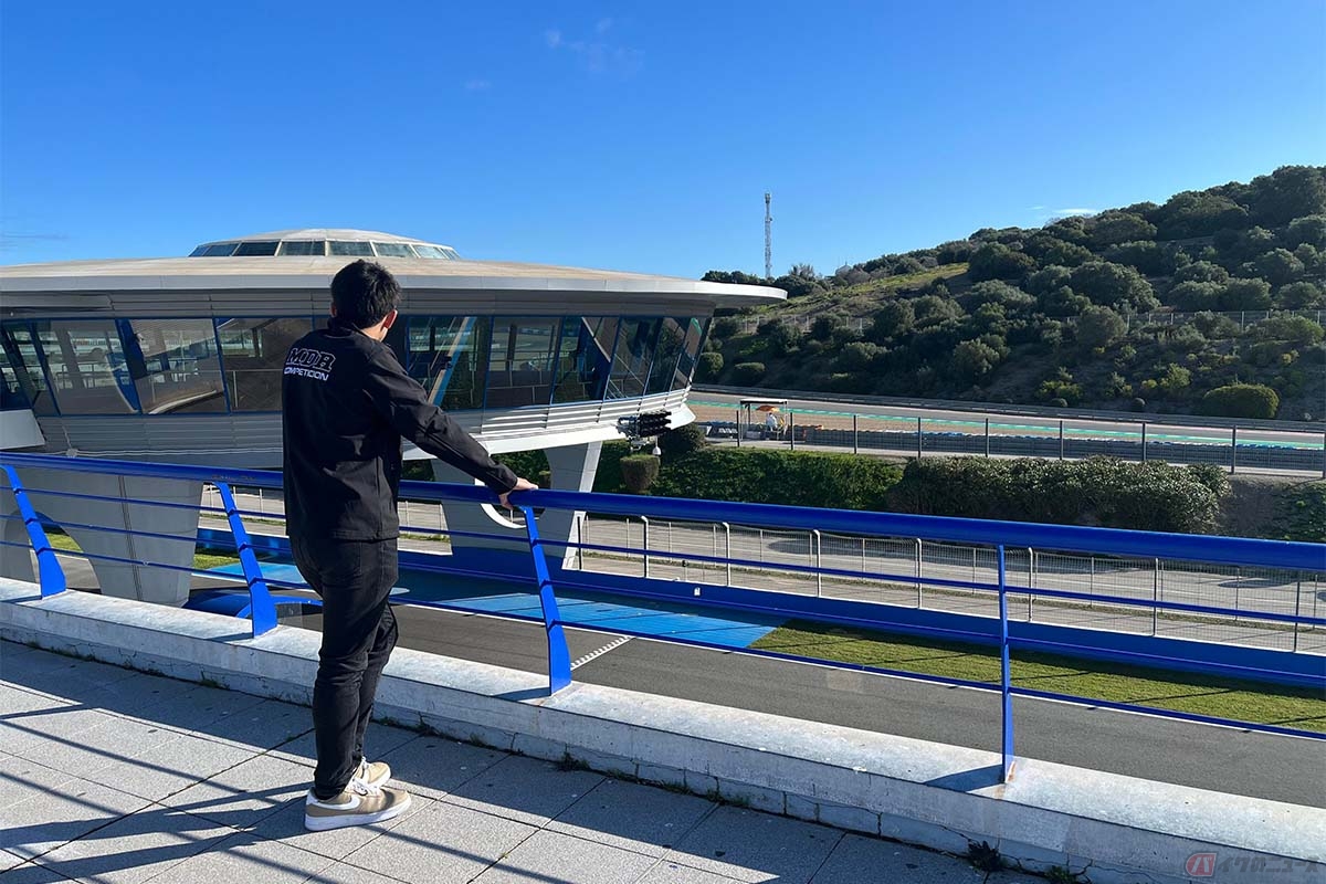 ピットビルの屋上からコースを眺める中村龍之介選手