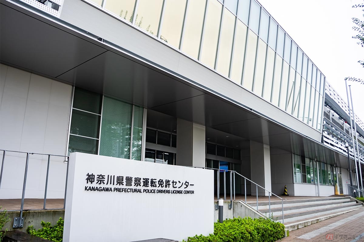 SDカードを入手するには免許センターや郵便局での手続きが必要