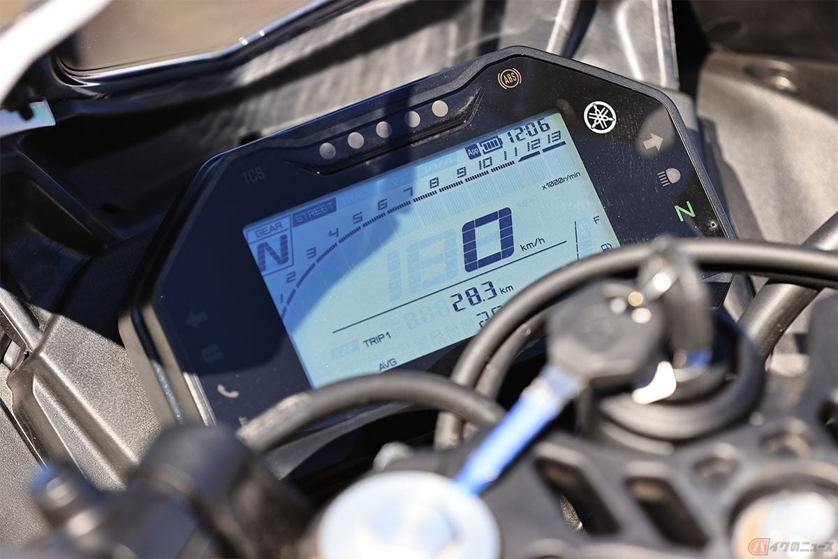 インドヤマハ「YZF-R15M WGP 60thアニバーサリーモデル」のハイテクなデジタルメーター