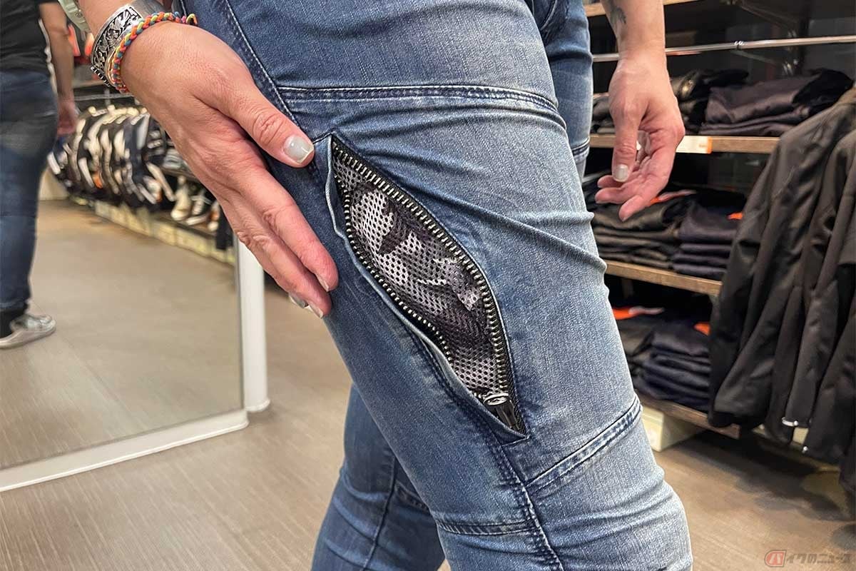 HYOD PRODUCTS東京店で「D3O bikers zip VENT DENIM」を試着するクリステル・チアリさん