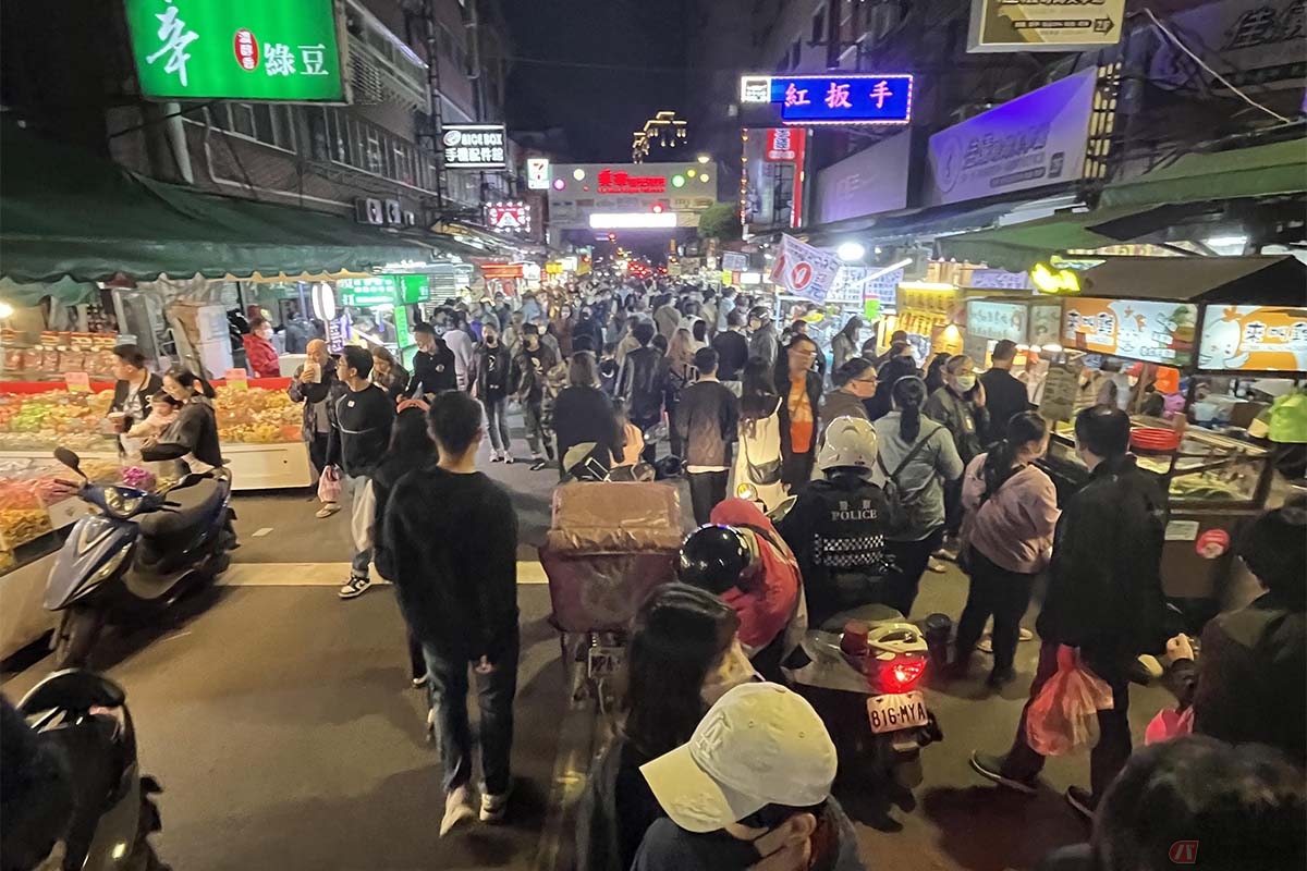 台北の横の新北という場所の夜市。ちなみに公道なので車もこの人混みの中に入ってきます。