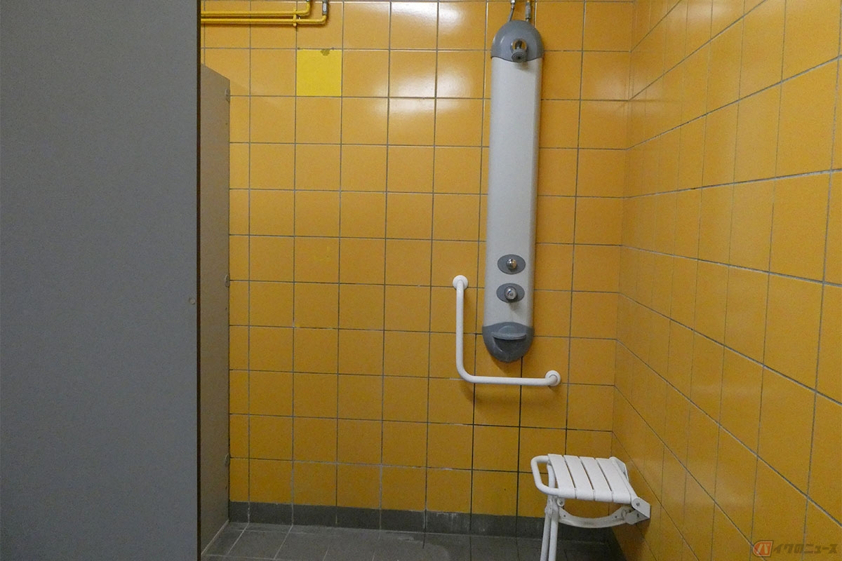 ブガッティ・サーキットのパドックのトイレにあるシャワールーム
