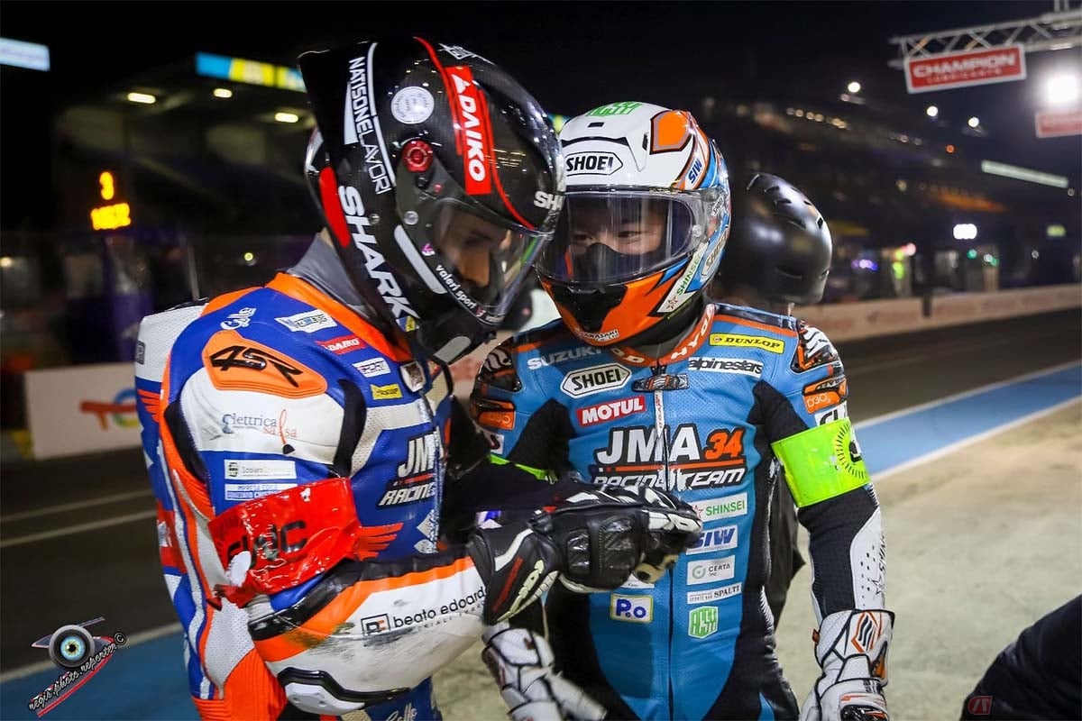 ライダーレッドのマッテオ選手にマシンを引き継ぐ石塚健選手