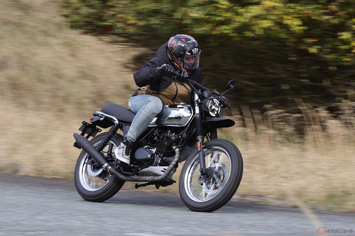Brixton Motorcycles「Felsberg125」の走りを楽しむクリステル・チアリさん
