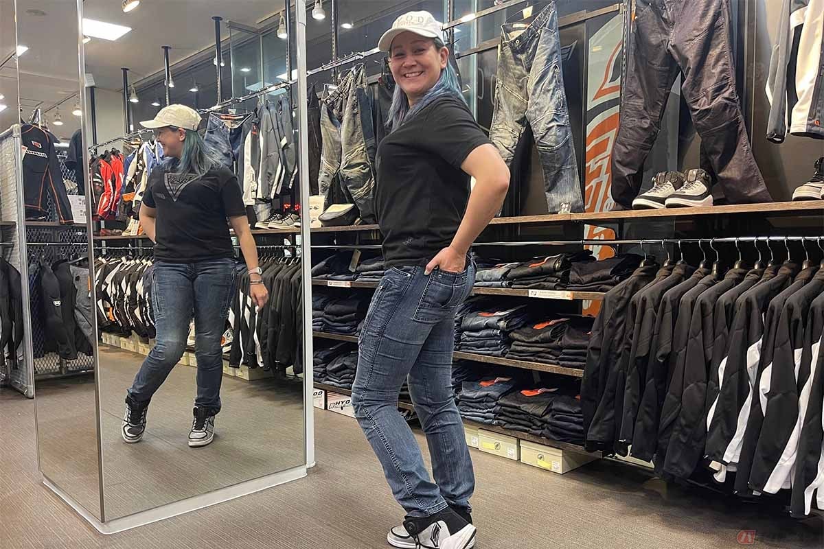 HYOD PRODUCTS東京店で「D3O TAPPED RIDE DENIM」を試着するクリステル・チアリさん