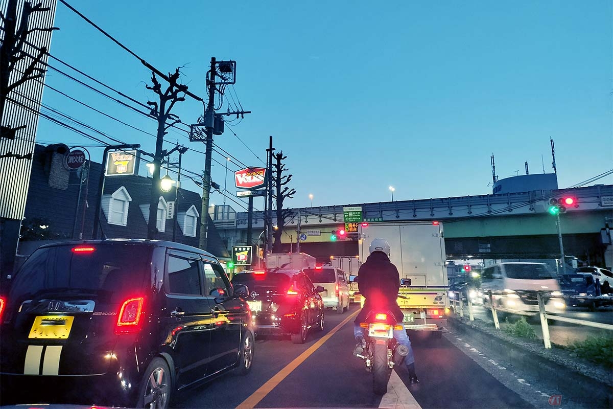 バイクは渋滞が苦手な乗り物であるため渋滞中は特に安全運転を心掛ける必要がある