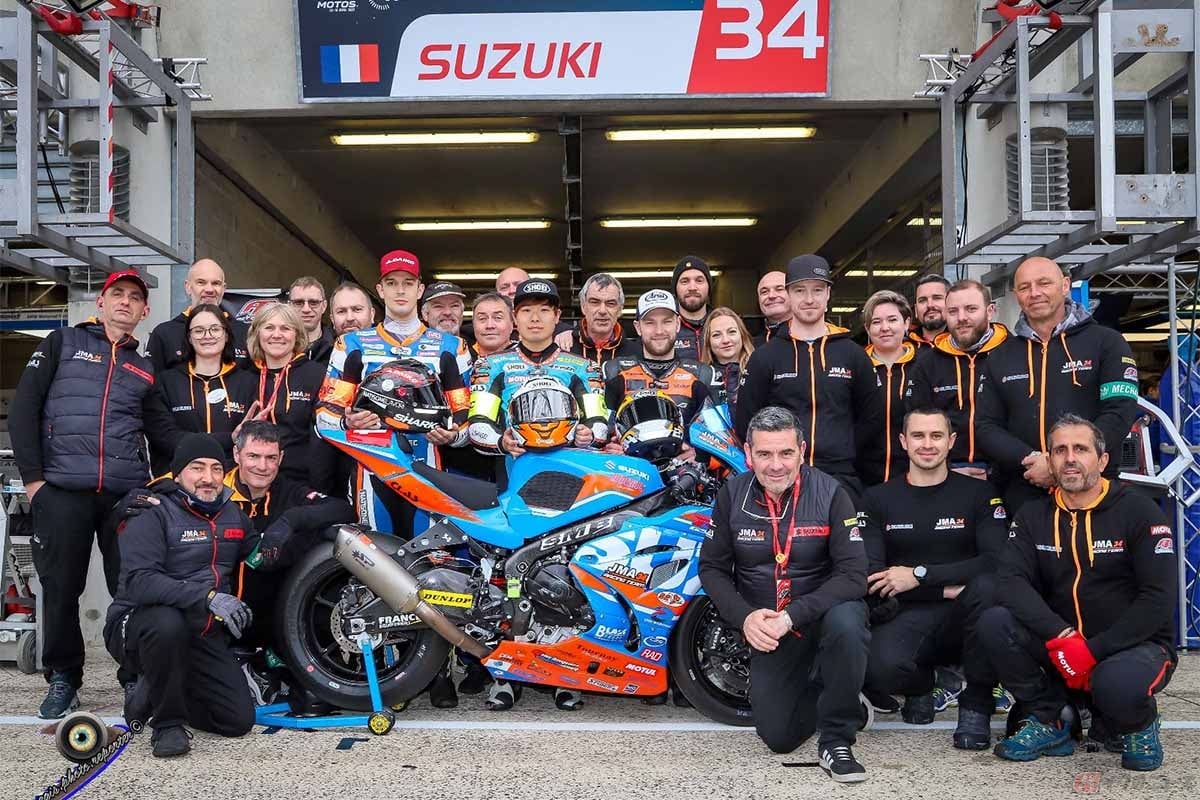 石塚健選手の所属するJMA RACINGのメンバーとの記念写真