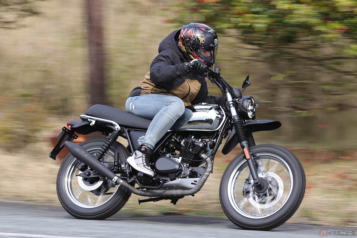 Brixton Motorcycles「Felsberg125」の走りを楽しむクリステル・チアリさん