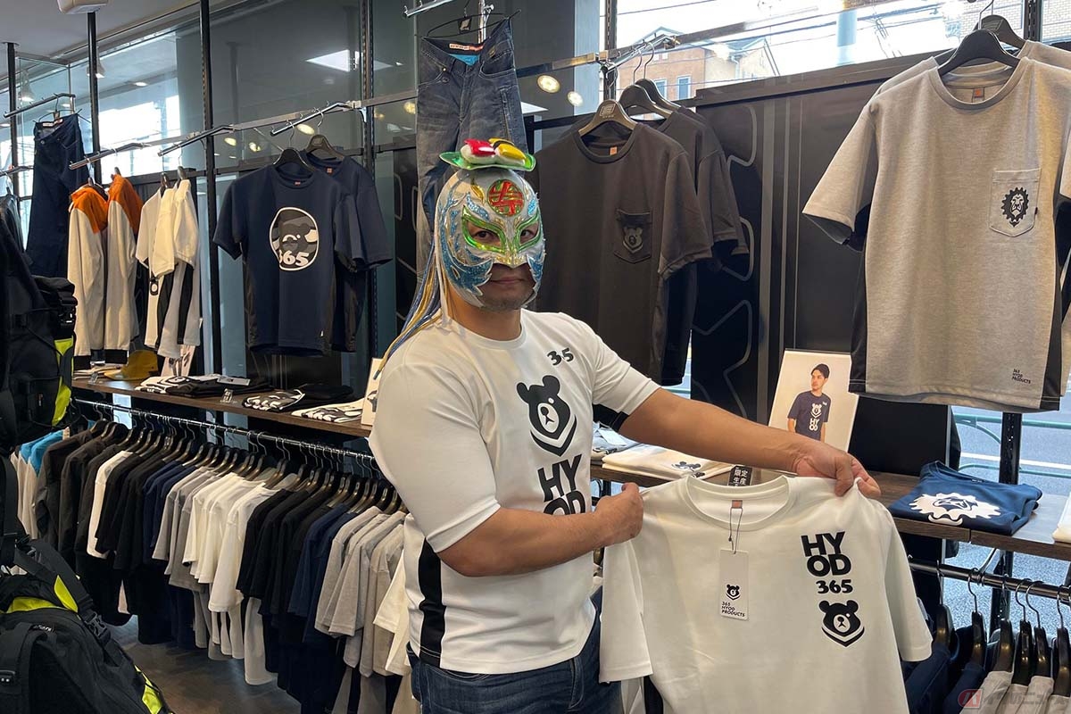 Tシャツを選ぶおすしさん