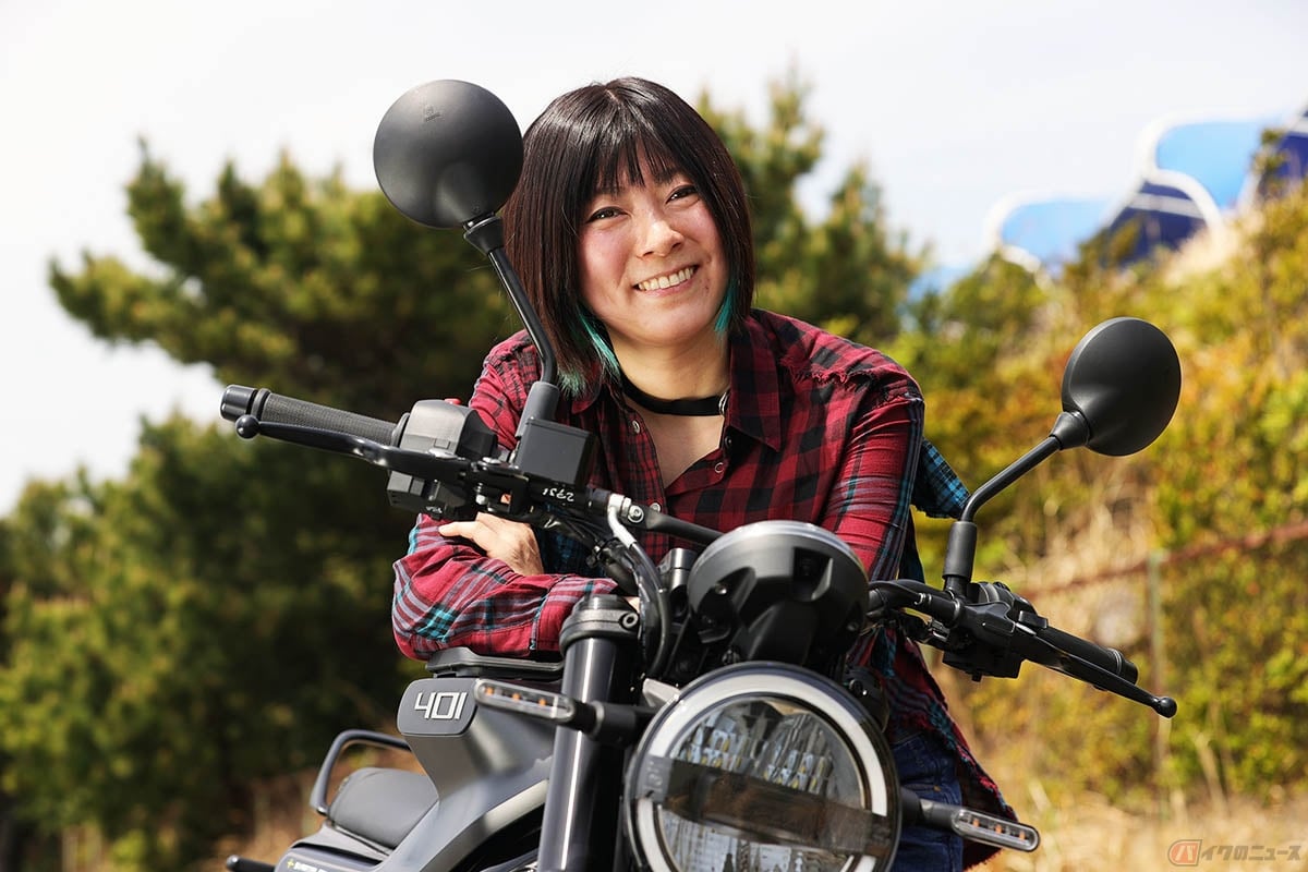 ハスクバーナ「SVARTPILEN 401」と筆者(先川知香)