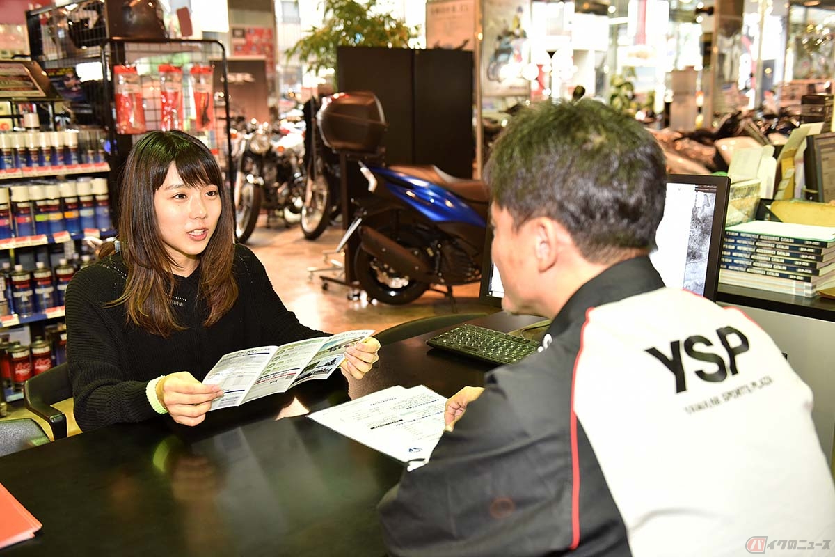 バイクを契約する様子