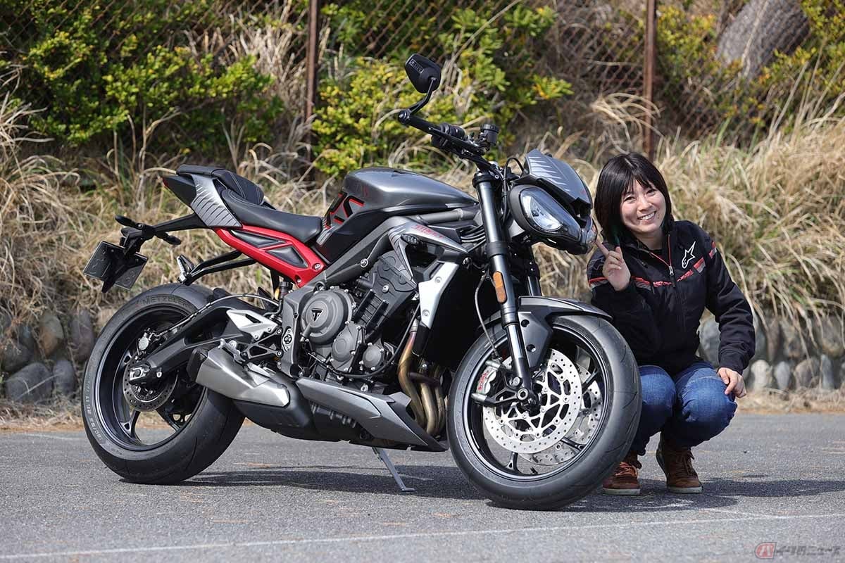 トライアンフ「ストリートトリプルRS」と筆者(先川知香)