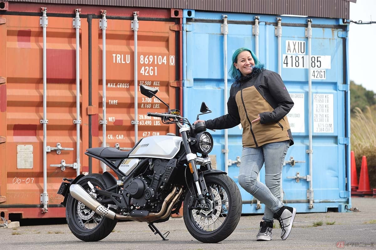 Brixton Motorcycles「CROSSFIRE 500」とクリステル・チアリさん