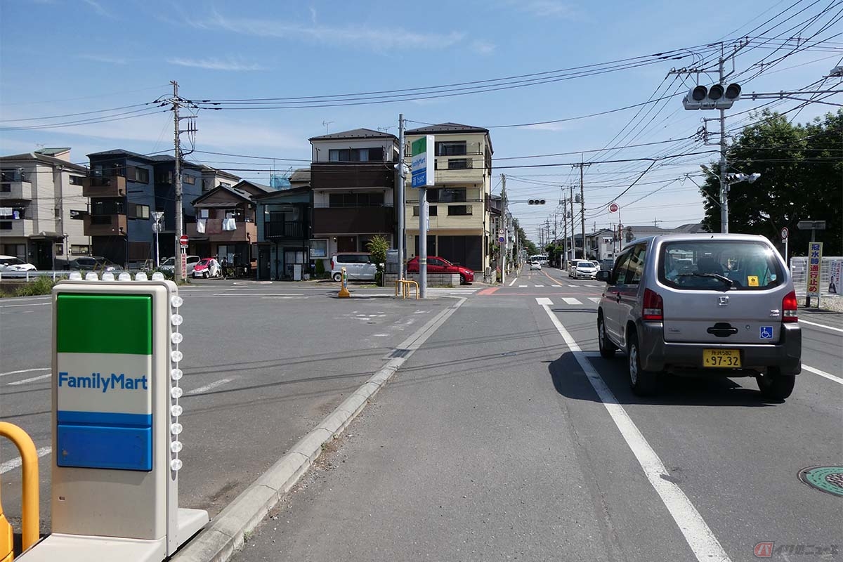コンビニワープは曲がり角にある駐車場を利用して赤信号を無視して左折する行為