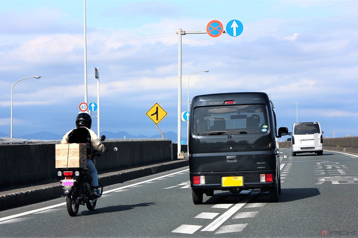 追い抜きと追い越しの違いは、右側の車両を抜かした後車線変更をするかどうか
